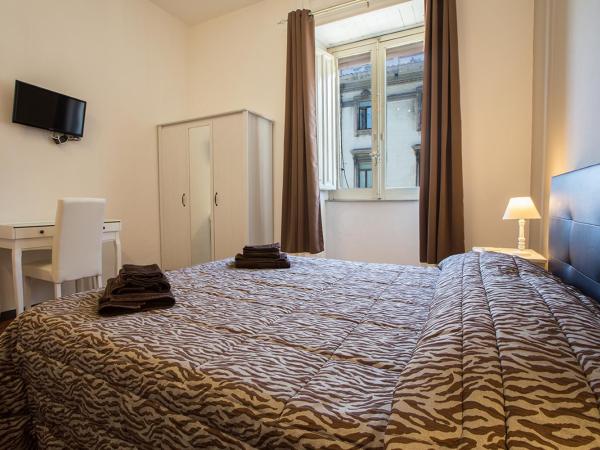 Suite Cagliaritane Notti in centro : photo 6 de la chambre chambre triple - vue sur ville
