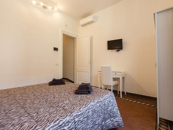 Suite Cagliaritane Notti in centro : photo 4 de la chambre chambre triple - vue sur ville