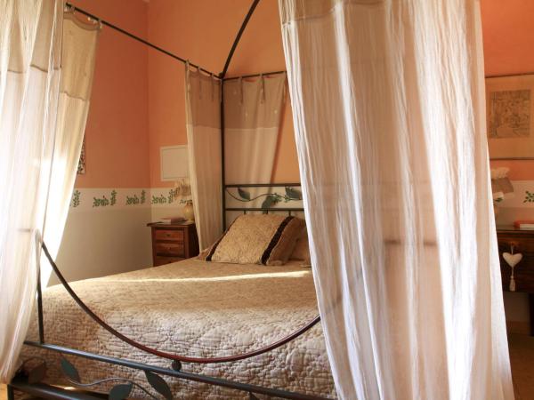 MAS DES FIGUES - Mas XVIII siècle - Piscine - très calme - Alpilles Saint Rémy de Provence - brunch méditerranéen salé sucré cuisine faite maison - ferme auberge agritourisme - Biologique FRBio potager bio huile d'olive bio jardin roseraie Biodiversité - : photo 2 de la chambre chambre double