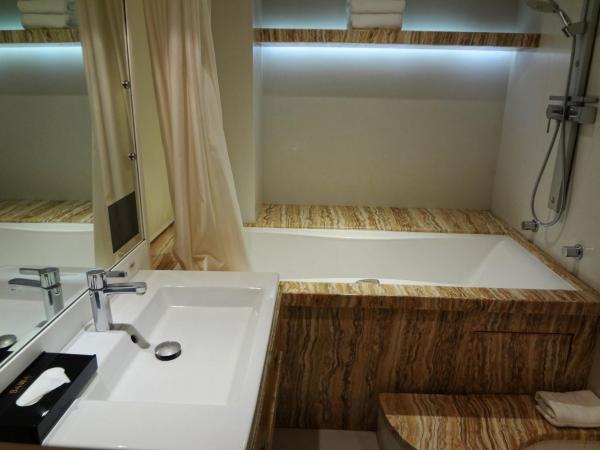 Hotel Bawa Continental : photo 1 de la chambre chambre double super deluxe