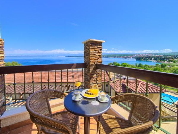 Blue Waves Resort : photo 2 de la chambre suite familiale premium avec balcon - vue sur mer