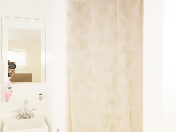 Orange Drive Hostel : photo 4 de la chambre chambre lits jumeaux avec salle de bains