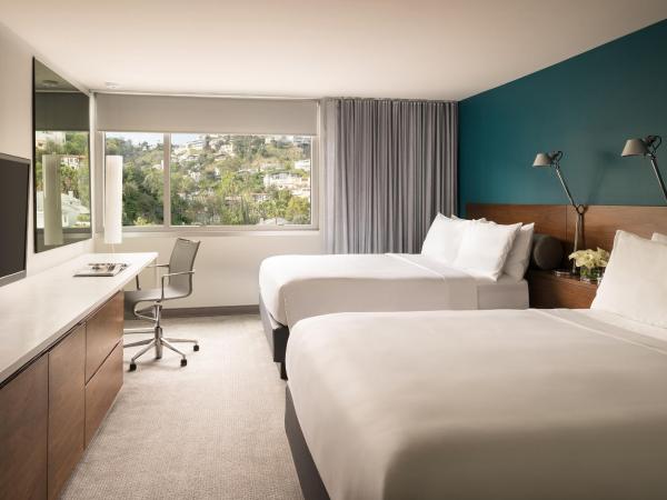 Andaz West Hollywood-a concept by Hyatt : photo 2 de la chambre chambre avec 2 lits queen-size et douche accessible aux personnes à mobilité réduite