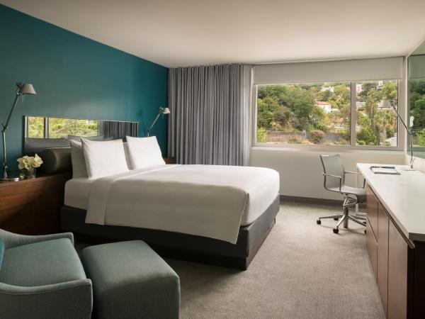 Andaz West Hollywood-a concept by Hyatt : photo 1 de la chambre chambre lit king-size pour personnes à mobilité réduite avec douche accessible aux personnes à mobilité réduite