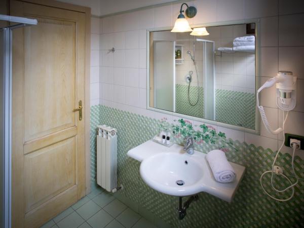 Hotel Ristorante Piccolo Chianti : photo 3 de la chambre chambre triple - vue sur rue