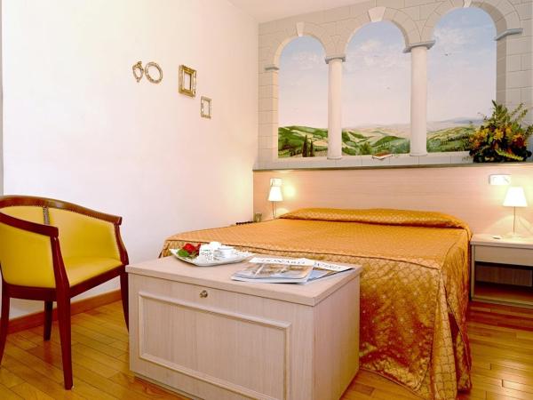 Hotel La Colonna : photo 6 de la chambre chambre double - vue sur rue