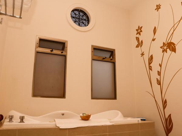 Merida Santiago Hotel Boutique : photo 8 de la chambre suite supérieure avec baignoire spa - vue sur piscine