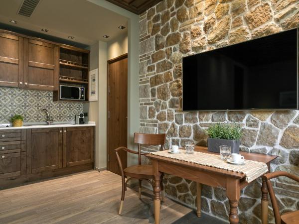 Estia Boutique Apartments : photo 7 de la chambre studio avec balcon