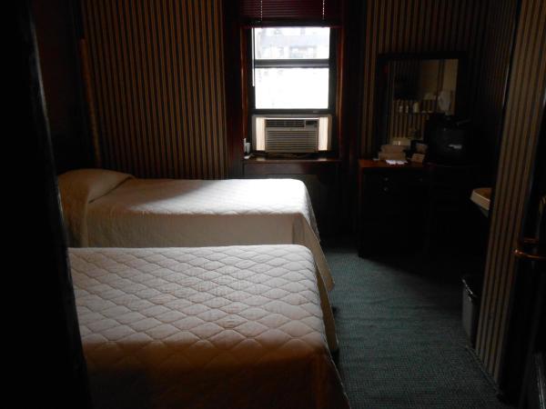 Hotel 31 Extended Stay : photo 2 de la chambre chambre lits jumeaux avec salle de bains commune