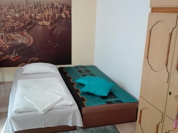 Hostel Madeira : photo 10 de la chambre chambre avec 2 grands lits queen-size 