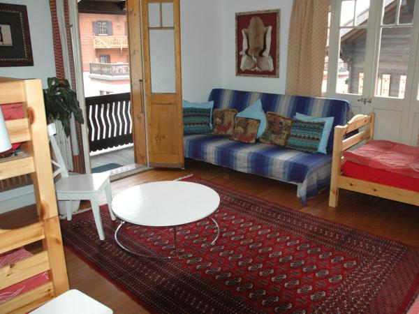 Chalet la Griotte : photo 2 de la chambre chambre sextuple avec balcon et salle de bains commune