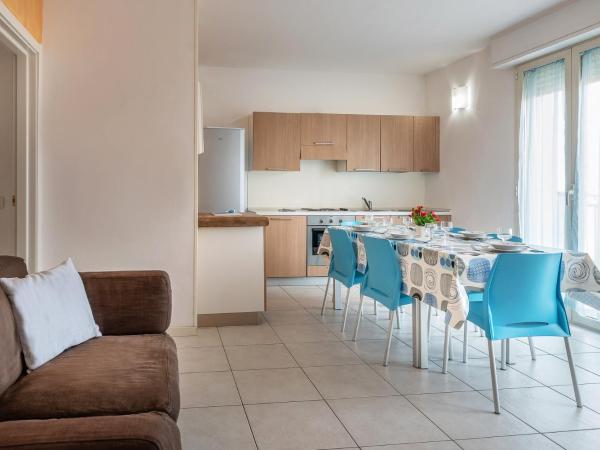 Residence Acqua Suite Marina : photo 2 de la chambre appartement 3 chambres avec balcon