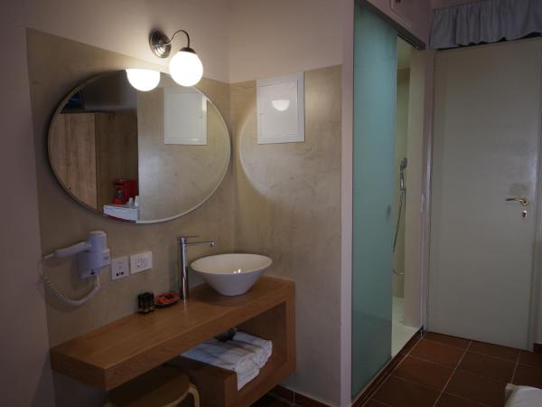 Fivos Pension : photo 3 de la chambre chambre double avec balcon - vue sur ville