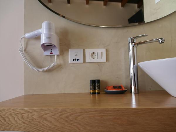 Fivos Pension : photo 10 de la chambre chambre double avec balcon - vue sur ville