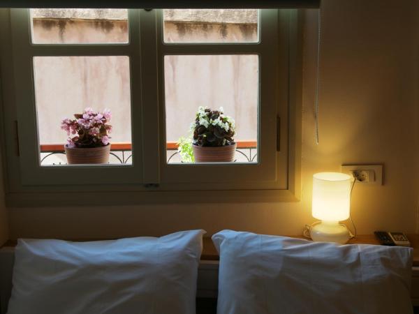 Fivos Pension : photo 1 de la chambre chambre double avec balcon - vue partielle sur mer