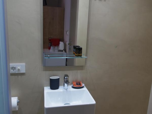 Fivos Pension : photo 4 de la chambre chambre double avec balcon - vue partielle sur mer