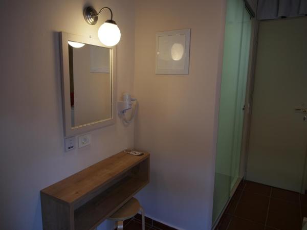 Fivos Pension : photo 5 de la chambre chambre double avec balcon - vue partielle sur mer