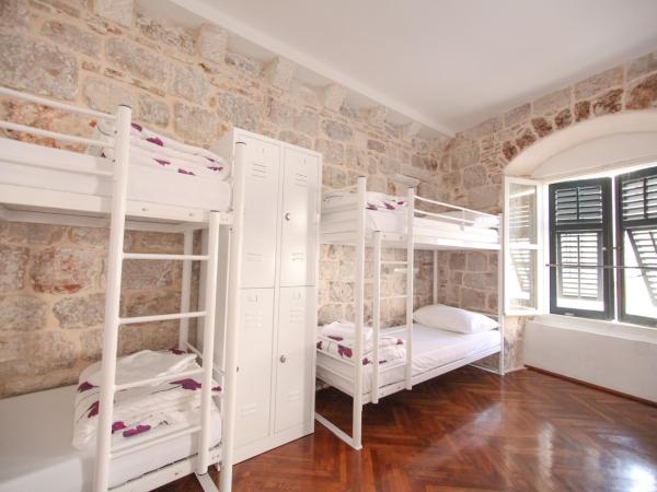 Hostel Angelina Old Town : photo 3 de la chambre lit dans dortoir mixte de 8 lits