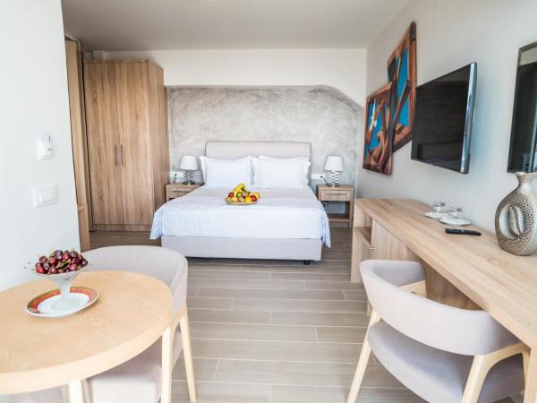 Kratiras View Luxury Suites : photo 2 de la chambre suite de luxe avec bain à remous - vue sur caldera