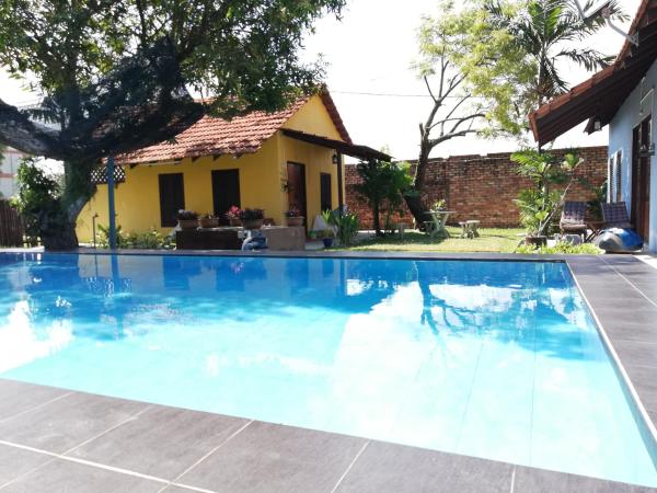 Coco Country Homes : photo 10 de la chambre chambre lit queen-size - vue sur piscine