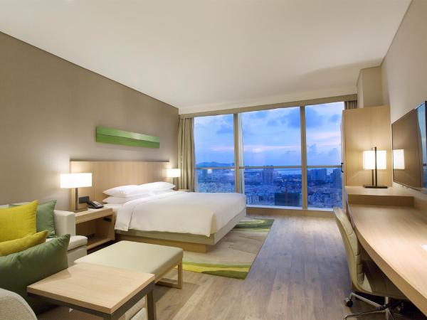 Hyatt Place Sanya City Center : photo 4 de la chambre chambre lit king-size avec canapé-lit et vue sur la piscine 