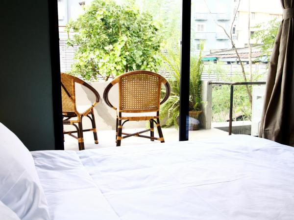 Here Hostel Bangkok : photo 1 de la chambre chambre double avec salle de bains privative