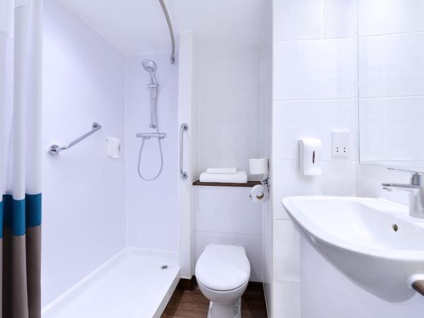 Travelodge Plus Galway : photo 2 de la chambre chambre familiale