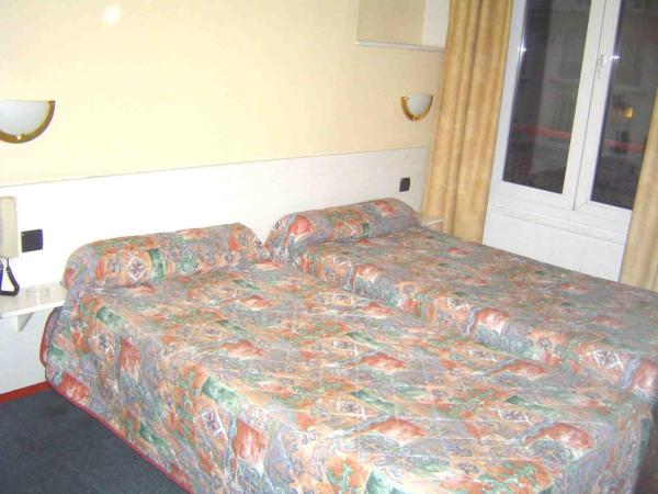 Hotel Ferney République : photo 1 de la chambre chambre lits jumeaux