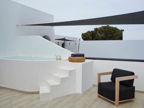 Kalisti Hotel & Suites : photo 3 de la chambre suite royale kalisti avec jacuzzi privé - vue sur mer - dernier Étage