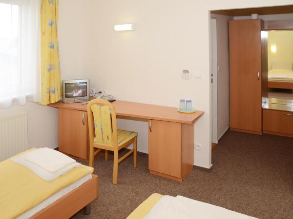 Hotel Imos : photo 9 de la chambre chambre lits jumeaux