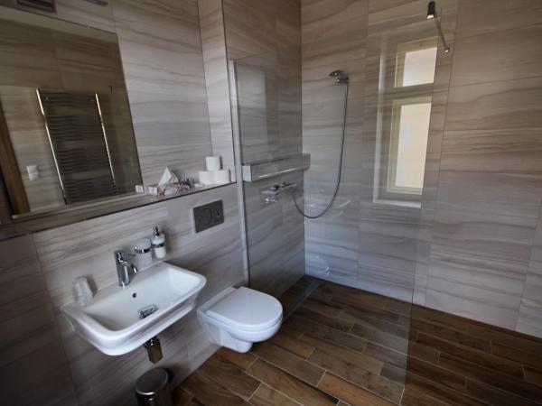 1st Republic Villa - Adults only : photo 2 de la chambre chambre double deluxe avec vue sur château