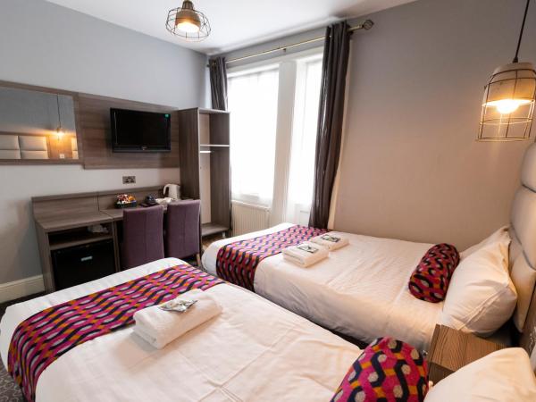 Comfotel PRPL : photo 1 de la chambre chambre triple (chambre avec lit double, lit simple et salle de bains privative)