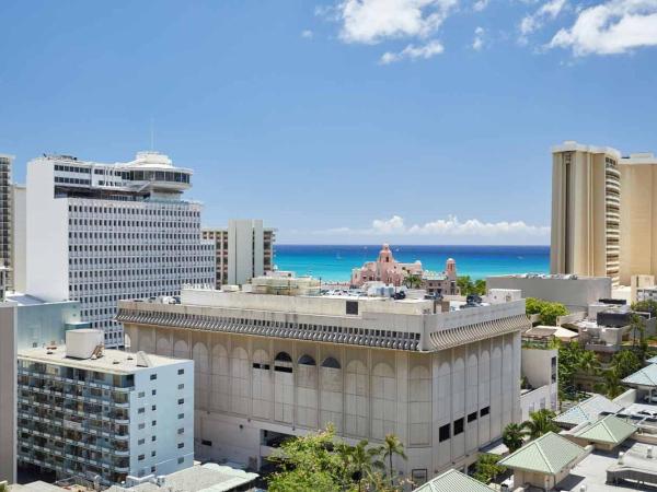 Waikiki Malia : photo 3 de la chambre hébergement récemment rénové avec 1 lit king-size - vue partielle sur océan