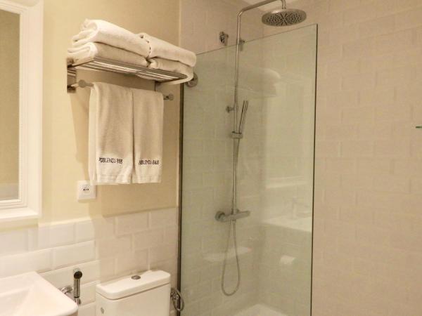 Hostal Poblenou : photo 4 de la chambre chambre familiale avec balcon