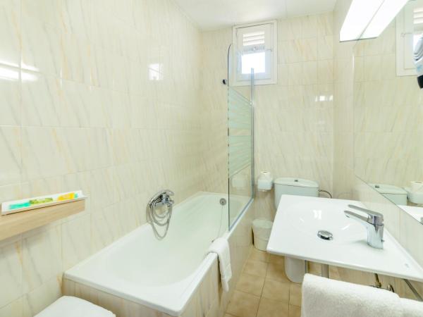 RVHotels Avenida : photo 6 de la chambre chambre double ou lits jumeaux avec balcon