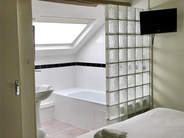 Logis Hôtel Louise de Savoie : photo 4 de la chambre chambre double avec bain - 1 lit