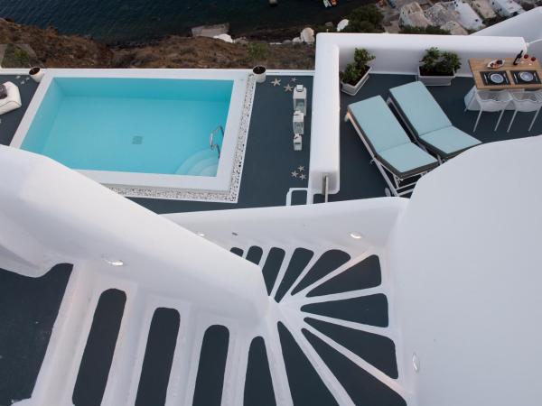 La Perla Villas and Suites - Adults Only : photo 2 de la chambre suite deluxe avec piscine à débordement privée et bain à remous - vue sur caldeira