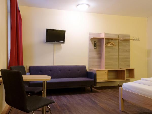 Euro Youth Hotel Munich : photo 3 de la chambre chambre double avec salle de bains privative