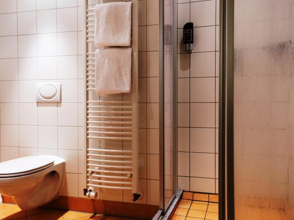 Euro Youth Hotel Munich : photo 8 de la chambre chambre double avec salle de bains privative