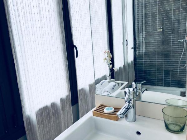 Hostal Poblenou : photo 8 de la chambre chambre double - vue sur jardin