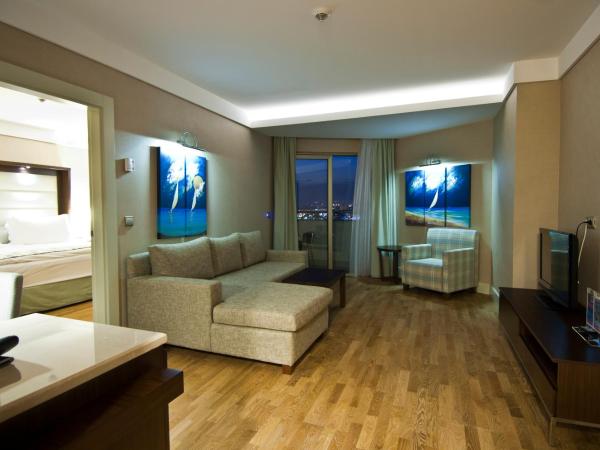 Ramada Plaza Antalya : photo 3 de la chambre suite familiale