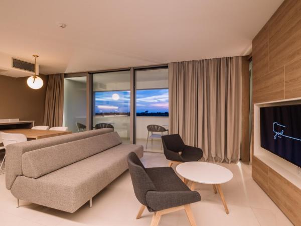 Aparthotel Joel : photo 7 de la chambre suite de luxe avec balcon et vue sur la mer