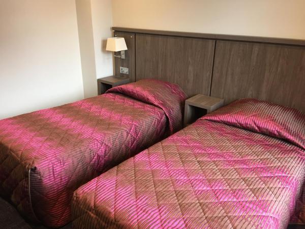 Hôtel Mont-Brison : photo 9 de la chambre chambre lits jumeaux avec douche 