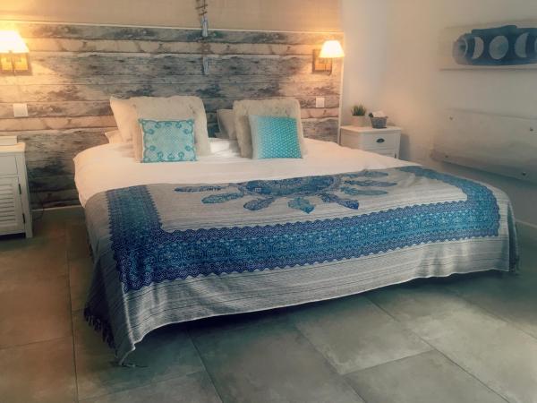 Villa Breeze Boutique Guest Rooms, Marbella : photo 1 de la chambre chambre double ou lits jumeaux supérieure avec terrasse
