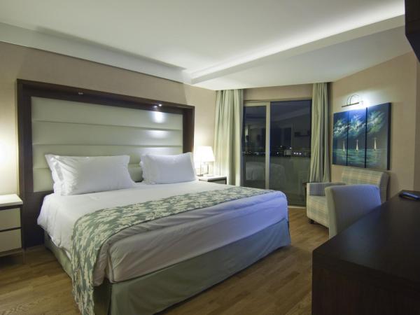 Ramada Plaza Antalya : photo 4 de la chambre chambre de luxe - vue latérale sur mer