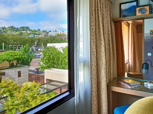 The Hotel Zags Portland : photo 2 de la chambre chambre lit king-size - vue sur jardin