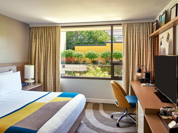 The Hotel Zags Portland : photo 1 de la chambre chambre lit king-size - vue sur jardin