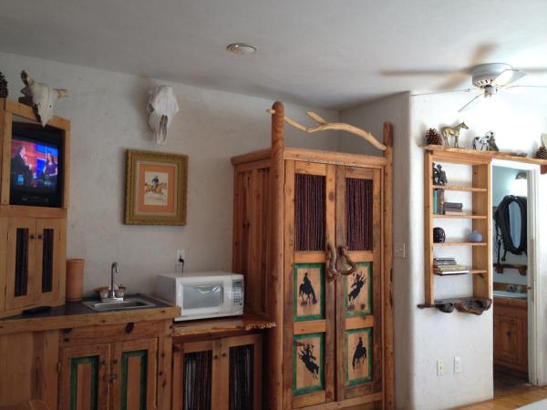 Les Artistes Inn : photo 3 de la chambre hébergement avec 2 lits doubles et terrasse - vue sur jardin