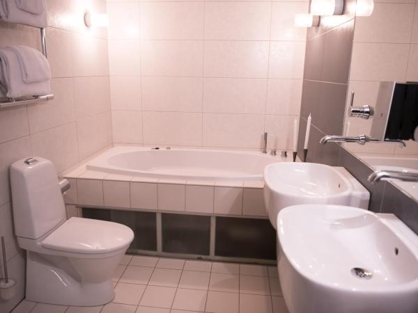 Best Western Plus Kalmarsund Hotell : photo 6 de la chambre suite avec lit double