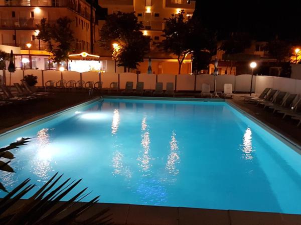 Hotel Corinna : photo 9 de la chambre chambre double ou lits jumeaux - vue sur piscine